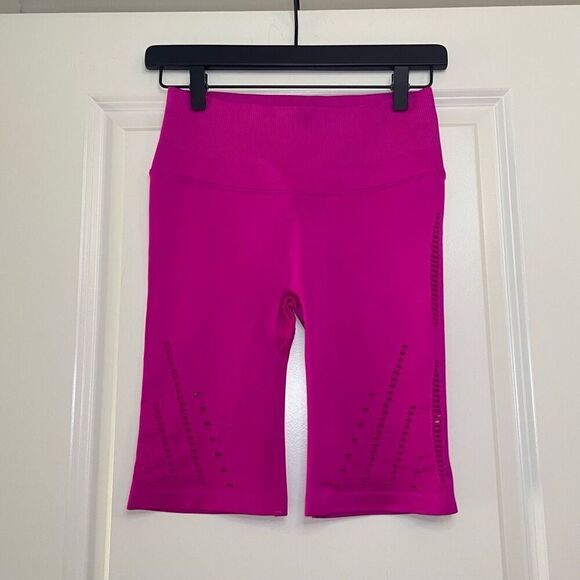 Victoria Sport Pink Barbiecore Biker Shorts size Medium - Picture 12 of 12